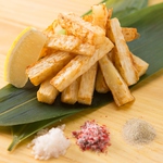 ちょっと何かつまみたいときに嬉しい♪「長芋のフライドポテト」630円。