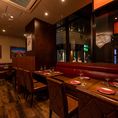 木の温もりを感じるインテリアと落ち着いた照明が調和した店内は、宴会をより華やかに彩ります。シーンに合わせて選べるコース料理や豊富なドリンクメニューが揃い、充実した時間をお約束。親しい仲間との集まりから会社の大規模な宴会まで、多彩なニーズに応えます。