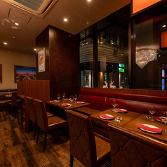 木の温もりを感じるインテリアと落ち着いた照明が調和した店内は、宴会をより華やかに彩ります。シーンに合わせて選べるコース料理や豊富なドリンクメニューが揃い、充実した時間をお約束。親しい仲間との集まりから会社の大規模な宴会まで、多彩なニーズに応えます。