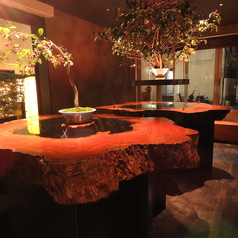 二連の円形スタンディングテーブル。宮崎県綾町産の直径2メートル近くの欅（ケヤキ）の原木は、樹齢推定800年の趣あるテーブルです。ダイナミックかつ繊細な職人技でよみがえった古木を堪能してください♪