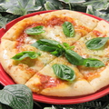 料理メニュー写真 トマトとモッツァレラのマルゲリータピザ