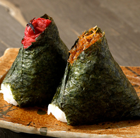 色とりどりのラインナップのおむすび。