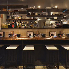 階段上がった瞬間のカウンター風景です！