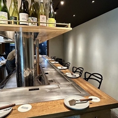 鉄板を目の前にした、全10席のカウンター席のみの空間です◎職人の鮮やかな手さばきや、食材が焼き上がる音と香りを五感で感じられる「鉄板焼きライブ」をお楽しみいただけます♪熱々のまま提供される料理は格別。お一人様からデート、大切な方との語らいまで、臨場感あふれるお食事のひとときをゆっくりとご堪能ください。