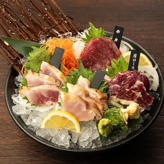 馬刺しと鶏刺しの合盛り