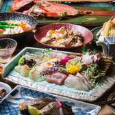 飲み放題付コースは5500円からご用意。熟成魚や海鮮おでん、土鍋ご飯など人気料理を楽しめる内容で、部署宴会や歓送迎会、接待利用まで幅広いご要望にお応えできる宴会環境を整えております。