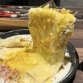 料理メニュー写真 一枚麺のカルボナーラ