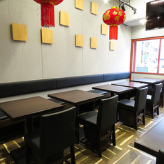 ～2名様用のテーブル席。ご友人とのお食事やデートにもおすすめです。また、テーブル同士を合わせて1組最大10名様まで対応可能なお席となっております♪飲み会や打ち上げにも最適です◎アットホームな空間で絶品中華をお楽しみください！