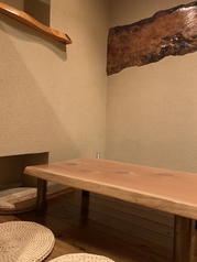2名様～最大10名様までご利用いただける個室。お座敷なので足元楽に、ゆったりとお過ごしいただけます。