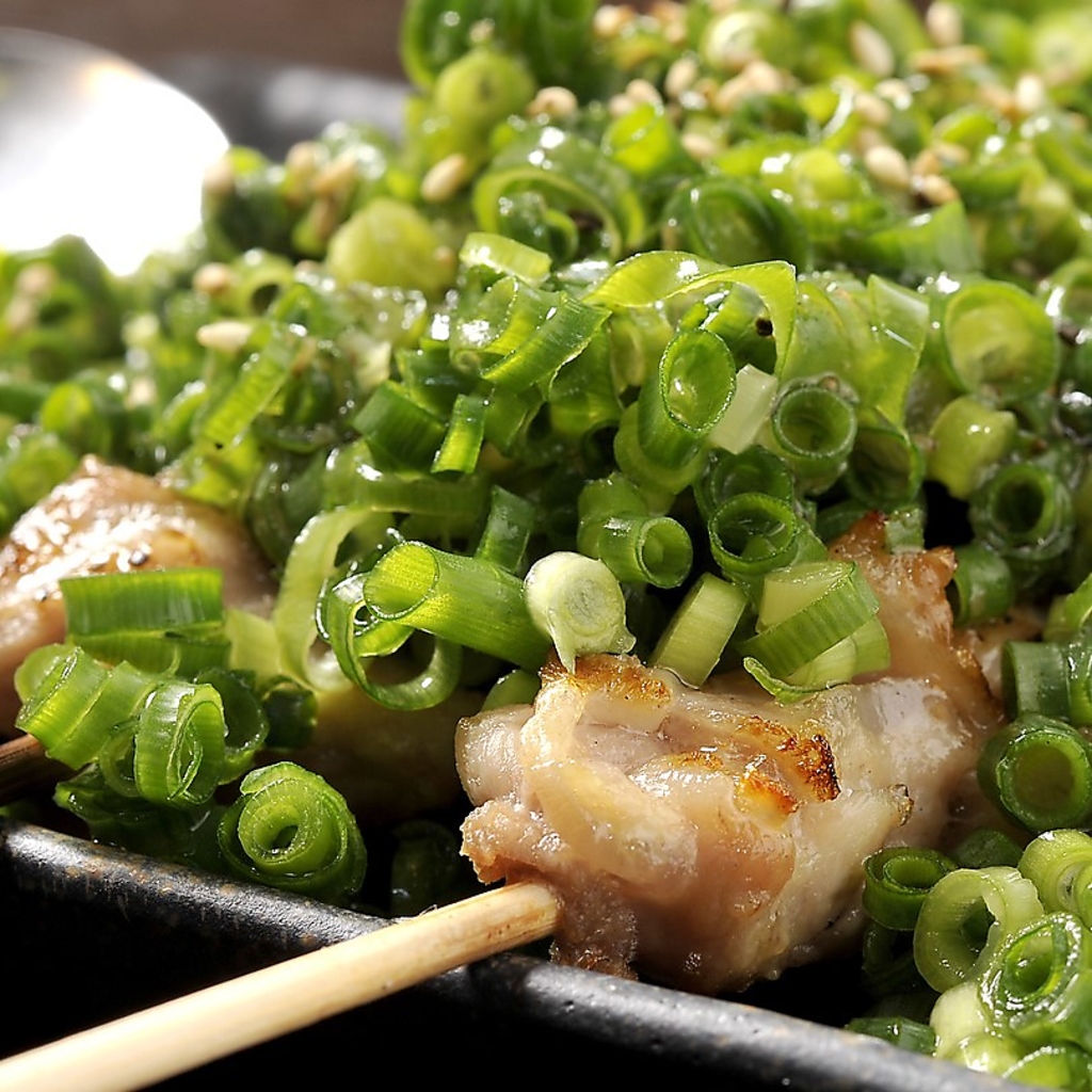 「天使のねぎ塩鶏」は、柔らかくジューシーな鶏肉に、風味豊かなねぎと塩が絡み合って美味しさ満点◎