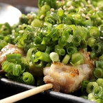 「天使のねぎ塩鶏」は、柔らかくジューシーな鶏肉に、風味豊かなねぎと塩が絡み合って美味しさ満点◎