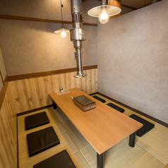 座敷席は、家族とのお食事にぴったりの特別な空間です。靴を脱いで上がることで、まるで自宅のようなリラックス感を味わえます。座敷は広々としており、小さなお子様連れでも安心して過ごせる設計。周囲を気にせず、親しい人たちと楽しい会話を楽しむことができます。