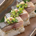 料理メニュー写真&nbsp;鯖の炙り押し寿司