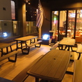 【屋外・テラス席：8名様×6卓】居心地抜群◎お店の前の人気のテラス席でご宴会を♪お店の前に広がるテラス席は、8名様×6卓のテーブルを備え、最大48名様までご利用可能です。天神エリア最大級のルーフトップならではの広々とした開放的な空間で、いつでもアメリカンな気分を気軽にお楽しみいただけます。