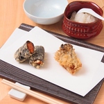 季節の限定天ぷら「雲丹の海苔巻き/牡蠣」 四季折々の旬食材を使用した天ぷらもご用意しております。