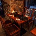 当店のテーブル席は、心地よくお食事を楽しんでいただけるよう、快適な空間を提供しております。ご家族や友人とのお食事、大切なビジネスランチなど、さまざまなシーンに最適です。
