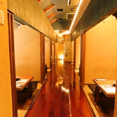 誕生日会や女子会、合コンなどにおすすめの6名様用個室です。完全個室や半個室は人気のお席となっておりますので、ご利用をお希望のお客様はお早めにご予約ください！