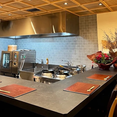 和風作りの落ち着いた店内で創作中華を堪能