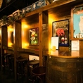 気軽なパブ感を味わえる、カウンター＆スタンディング席。木の風合いやパブ感たっぷりのインテリア…この雰囲気で飲む一杯は格別です！