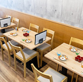 最大16名様までご利用可能なテーブル席です。人数に合わせて自由にレイアウトを変更できるため、様々なシーンで柔軟にご利用いただけます。