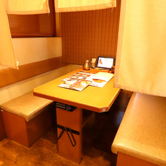 木の温もりを感じる明るい店内には周りを気にせずお食事と会話を楽しめるお席を各種ご用意しています。