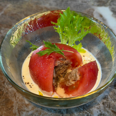 <野菜・フルーツ>完熟トマトと鶏のファルシ クリームチーズソース仕立て