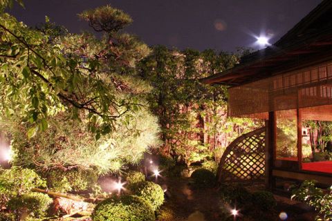 広間では100坪の日本庭園を眺めながらお食事をお楽しみいただけます