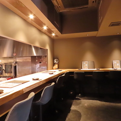 ライブ感あふれるオープンキッチンを目の前にしたカウンター席。シェフの手仕事や食材の香り、焼き上がる音まで五感で楽しめる特等席です。臨場感とともに料理が完成していく瞬間を眺めながら、できたての美味しさをご堪能いただけます。デートやお一人様利用にもぴったりの贅沢な時間をお過ごしください。