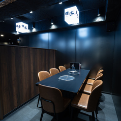 【広めのテーブル席】7名様までお座りいただけるテーブル席は、各種宴会・友人や家族でのお食事などにピッタリのお席です◎高い仕切りもあるので、周囲の事が気にならず、プライベートな空間でお食事をお楽しみいただけます！様々なシーンや人数でご利用いただけるお席となっておりますので、お気軽にご相談くださいませ！