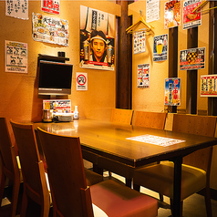 気取らず落ち着く和みの店内…ワイワイと飲み会を楽しみたいお客様におすすめのテーブルを多数完備しています!