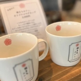 店頭で数量限定のオリジナルマグカップが2000円(税込)で販売しています。こちらはカフェのぬくもりを詰め込んだ一品。ころんとしたフォルムと優しい質感で、シンプルながら可愛いデザインが特徴です。限定ですので、お早めにどうぞ!