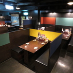 背もたれが高めに出来ているテーブル席！ほどよいプライベート感が保たれたレイアウトになってます！