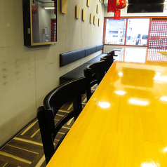 お一人様でも気軽にご利用いただけるカウンター席もございます。向かい合わせより肩を並べて座りたいカップルの方にもおすすめです。カウンター席の醍醐味である調理の様子を見て、臨場感を味わうこともできます。立川にお越しの際は是非当店をご利用ください♪