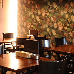 【4名様用テーブル席】美味しい料理に会話が弾む居心地の良い空間。