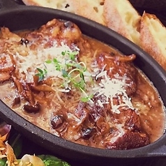 豚ばら肉とはちみつの赤ワイン煮込みの写真