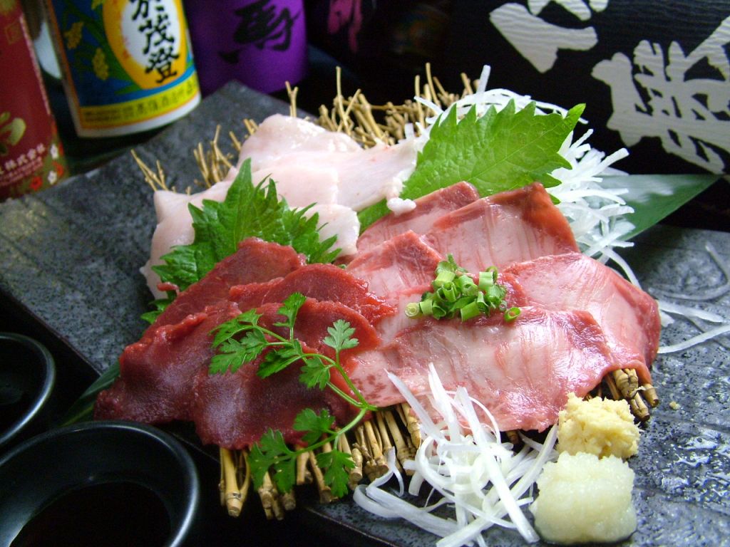 お酒が大好きな方は馬刺しの３種盛りがオススメ★