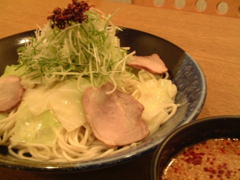 これぞ広島名物の『つけ麺』。ぶち旨いけぇ、いっぺん食べてみんさい。