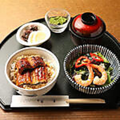 ミニうなぎ丼／サラダ／デザート付