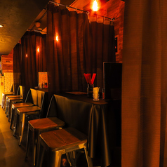 スタイリッシュで落ち着いた店内は、女子会やデートに最適。広々としたテーブル席をご用意しているので、料理と会話を楽しみながら、時間を忘れてくつろげる空間を提供しています。