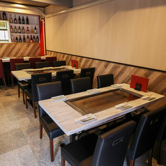 人数に合わせてフレキシブルなテーブル席をご用意しております。デートや女子会、しっぽり飲みたいとき、サク飲みまでご利用の用途に合わせた、最適なお席へご案内いたします。