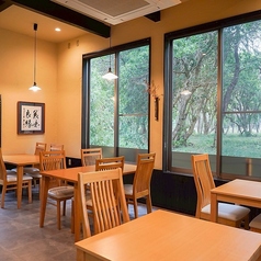 当店では貸切を承ります。特別なイベントやパーティーに最適な空間を提供し、思い出に残るひとときをお過ごしいただけます。人数やプランについてお気軽にご相談ください。 (※貸切は1階のみ8名から18名で可能です。)