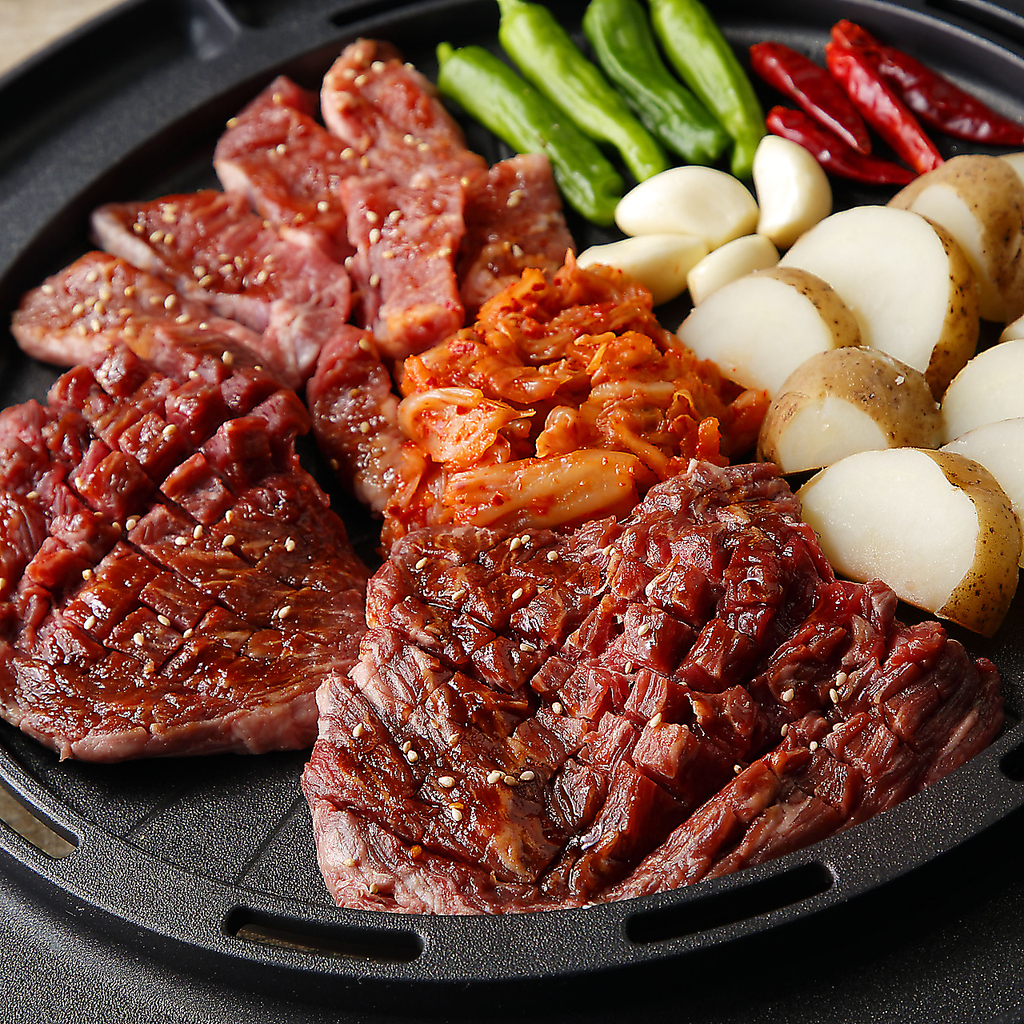 スタンダードBBQコースでは、人気の牛カルビ、牛ハラミも食べ放題〇