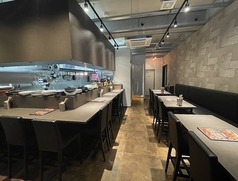 ベンチシートもあるゆったり寛げるテーブル席。お相手との距離が近く会話も弾むため、デートや気心の知れたご友人との食事にぴったりなお席です。