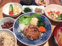 週替わりランチ 有機栽培の玄米を使用しています。