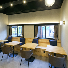 店内には2名様用テーブルが4卓あります。席の間隔が広めに配置されているため、周りを気にせずゆったりお過ごしいただけます。キッズチェアのご用意も可能で、ご家族での利用にもぴったり。落ち着いた雰囲気のなか、ゆっくり食事を楽しめる心地よいテーブル席です。