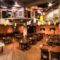 【1階ホール】ステージやグランドピアノ・音響設備完備でパーティーやライブ・ディナーショーにもご利用できます。詳細はお問合せください。