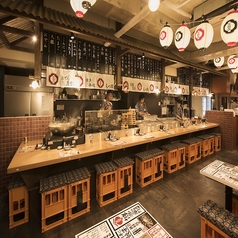 【雰囲気抜群♪】九州博多の風物詩“中洲の屋台村”の雰囲気と名物料理が楽しめる大衆居酒屋！提灯の灯りに包まれながら、博多名物を中心としたこだわりの料理を気軽にお楽しみいただけます。女子会や歓送迎会、会社宴会はもちろん、二次会やちょい飲みなど、さまざまなシーンに対応！