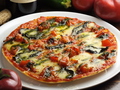 料理メニュー写真 ピッツァの定番　トマトとバジルの“マルゲリータ”