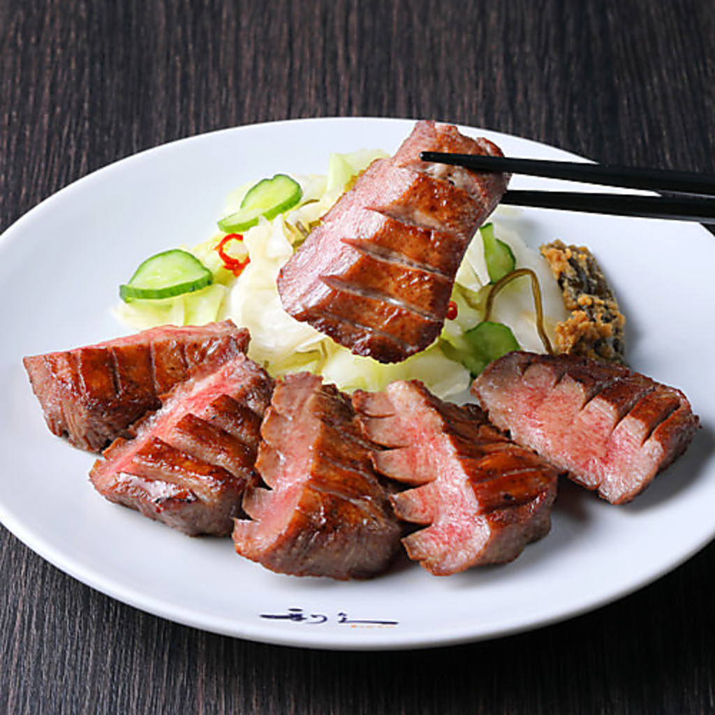 炭火で焼きあげた本場仙台・伝統の味を提供！1枚1枚丹精込めて味付し熟成させた手造りの牛たんは絶品