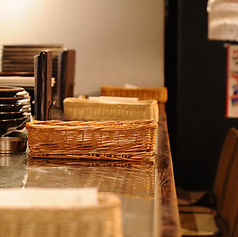 【カウンター席】女性のおひとり様も気軽に座れるおしゃれなお席です。